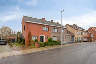 Kloeke en zeer degelijke halfopen bebouwing in rustige straat en toch vlakbij het centrum van Wevelgem, winkels en scholen! Bestaande uit hal...