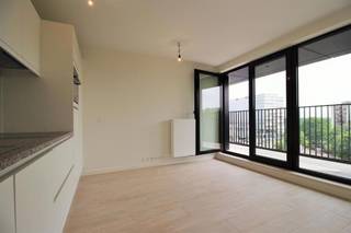 In de nabijheid van de NAVO. Prachtige ongemeubelde STUDIO van ca. 48 m², gelegen op de 8ste verdieping van een gebouw uit 2017. Indeling als...