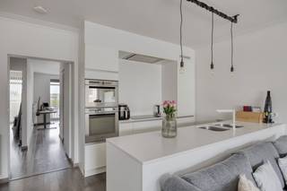 Ben je op zoek naar een energiezuinig appartement te kopen in Deurne? Dan is dit appartement op de Ter Heydelaan wellicht iets voor jou!Dit tweeslaapkamer appartement bezit een mooi EPC-label B en beschikt over ingemaakte kasten doorheen het hele appartement. Daarnaast heeft het een goede bereikbaarheid. Dit komt door het openbaar vervoer dat zich vlakbij bevindt. Op 20 minuten ben je in de stad Antwerpen en op 15 minuten kan je winkelen in het shopping center van Wijnegem.Het appartement dat we te koop aanbieden bestaat uit volgende ruimtes: - inkomhal- lichtrijke leefruimte- open en volledig geïnstalleerde leefkeuken- ruime slaapkamer 1- slaapkamer 2 - ruime badkamer met toilet- kelderbergingDe grootste troeven aan dit appartement in Deurne zijn de energiezuinigheid en de lage kosten. Dankzij de recente renovatie en het vernieuwde dak (2021) woon je hier met een beperkte energiefactuur. Bovendien zijn de gemeenschappelijke kosten zeer laag (€100/maand incl. waterverbruik). Deze eigenschappen maken het een ideaal appartement om aan te kopen als starter of als investeerder. Ben jij geïnteresseerd om dit energiezuinig appartement in Deurne te kopen? Zorg dat je op tijd bent en aarzel niet om ons te contacteren. Bent u benieuwd naar de waarde van uw eigendom? Bel ons voor een vrijblijvend gesprek op 03 666 66 66 of mail naar deurne@dewaele.com.Dewaele Vastgoed Deurne, Turnhoutsebaan 98.