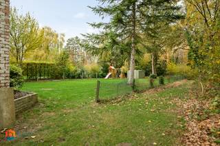 Op een uitstekende locatie te Heist-op-den-Berg bevindt zich deze leuke deels gerenoveerde woning op een perceel van 1200 m². U geniet hier van...