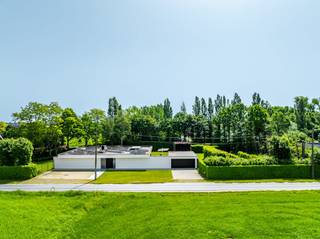Discover this exclusive, ready-to-move-in villa a stone's throw from the center and the Poperinge ring road. Originally designed in the 1970s...