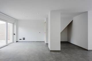 Welkom in deze <strong>recent gerenoveerde woning</strong> die werd getransformeerd naar een <strong>gezellige en instapklare woonst</strong>. <br /><br />De <strong>inkomhal</strong> verwelkomt u en brengt u verder naar de <strong>leef- en eetruimte</strong> met aansluitend de zeer <strong>ruime open keuken</strong>. De woning beschikt over een <strong>gezellig terras</strong> van <strong>ca. 35 m2</strong><br />Achteraan de woning situeert zich de <strong>nieuwe badkamer</strong> met <strong>ruime inloopdouche, lavabo + spiegelkast en toilet</strong>. <br /><br />De <strong>eerste verdieping</strong> huist <strong>2 ruime slaapkamers</strong> en via de <strong>vaste trap</strong> bereikt u de <strong>zolderkamer</strong>. De <strong>zolderkamer</strong> van <strong>ca. 40 m2</strong> kan gebruikt worden als <strong>masterbedroom</strong> maar ook als <strong>hobbykamer</strong> door zijn omvang. <br /><br /><u><strong>Alle troeven op een rijtje:</strong></u><br />•⁠  ⁠conforme elektrische keuring<br />•⁠  ⁠⁠EPC A!<br />•⁠  ⁠⁠voorgevel en achtergevel geïsoleerd en afgewerkt in spuitkurk.<br />•⁠ Warmtepomp (warmen en koelen) in iedere ruimte + warmtepompboiler<br /><br />Kortom een woning die duurzaam werd gerenoveerd en klaar is voor een nieuwe bewoner!<br />Interesse? Contacteer<br />Yorben +32 468 188 061 - <u><strong>yorben@dekeyser.immo</strong></u><br />Matthis +32 477 804 350 - <u><strong>matthis@dekeyser.immo</strong></u>