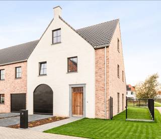 In het charmante Astene, deelgemeente van Deinze, vind je dit eigentijdse nieuwbouwproject met 8 halfopen en 4 gesloten woningen. Een ideale plek...