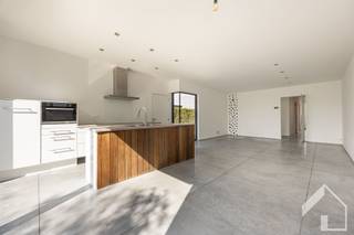 <p>Charmant gerenoveerde halfopen bebouwing – Centrum Broechem</p><p>Op een toplocatie in een eenrichtingsstraat in het centrum van Broechem vindt u deze charmant gerenoveerde halfopen woning. Dankzij de centrale ligging bevindt u zich op wandelafstand van scholen, winkels en openbaar vervoer, wat deze woning ideaal maakt voor gezinnen.</p><p>Via de inkomhal betreedt u de lichtrijke leefruimte met open keuken. De keuken is uitgerust met een koelkast, vaatwasser, kookvuur en oven. Aansluitend bevindt zich een handige wasplaats, tevens in te richten als fietsenberging of extra bergruimte. Via het schuifraam in de leefruimte geniet u van rechtstreekse toegang tot de gezellige tuin met aangelegd terras. Ideaal om buiten te ontspannen.</p><p>Nog op het gelijkvloers vindt u een ruime badkamer, voorzien van een bad, een douche en een dubbele wastafel met meubelkast. Daarnaast is er een slaapkamer, desgewenst ook perfect in te richten als bureauruimte, en een apart toilet.</p><p>Op de eerste verdieping bevinden zich nog 2 ruime slaapkamers en een douchekamer, uitgerust met een douche, toilet en wastafel met meubelkast.</p><p>Extra troeven: een kelder voor bijkomende opslag en vooraan een oprit voor eigen parkeergelegenheid. De woning is bovendien gedeeltelijk voorzien van vloerverwarming, beschikt over een goed EPC-label en heeft een conforme elektrische installatie.</p><p>Deze instapklare woning combineert charme, lichtinval en een centrale ligging. Een unieke kans op de Broechemse vastgoedmarkt!</p><p>Interesse? Contacteer ons voor een bezoek.</p>