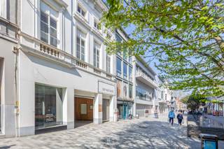In het hart van de Stationsstraat, midden in de winkelzone van Sint-Niklaas, bevindt zich dit karaktervolle handelspand/burgershuis met een...