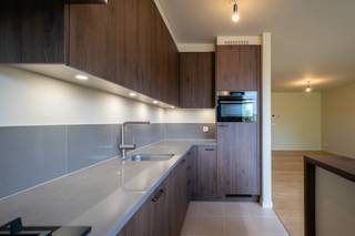 <p>Dit volledig gerenoveerde appartement op de tweede verdieping is gelegen in het centrum van Schilde. Het beschikt over een aangename leefruimte, twee slaapkamers en een moderne keuken en badkamer. Dankzij de vloerverwarming, het ventilatiesysteem type “C” én de aanwezigheid van een lift geniet u hier van hedendaags wooncomfort. Een verzorgd appartement op een centrale locatie, met alle voorzieningen binnen handbereik.</p>
<p><strong>2DE VERDIEPING<br /></strong><strong>Inkomhal 10m²</strong> op parket met ingebouwde vestiairekasten, gastentoilet en handenwasser.<br /><strong>Woonkamer 31m²</strong> op parket.<br /><strong>Keuken 8m²</strong> op tegel voorzien van een 5-pits gasvuur, ingebouwde koelkast, vaatwasser, combi-oven, dampkap, enkele spoelbak en composieten werkblad.<br /><strong>Wasplaats 4m²</strong> op tegelvloer met aansluitingen voor wasmachine en droogkast.<br /><strong>Hoofdslaapkamer 13m²</strong> op parket.<br /><strong>2de slaapkamer 12m²</strong> op parket.<br /><strong>Badkamer 8m²</strong> op tegelvloer met ligbad, inloopdouche, spiegelkasten, enkel lavabomeubel met Korian bovenblad en handdoekverwarmer.</p>
<p>Ook is er een praktische bergzolder aanwezig.</p>
<p><strong>BIJZONDERHEDEN<br /></strong>Lift, ventilatiesysteem type “C”, vloerverwarming op aardgas, dubbele beglazing, houten schrijnwerk, videofoon.</p>
<p><strong>POSITIEVE ASPECTEN<br /></strong>Aanwezigheid van een lift<br />Volledig gerenoveerd in 2026<br />Ruime slaapkamers & leefruimte<br />Gelegen in het centrum van Schilde<br />In de nabijheid van 2 pocketparkings<br />Vloerverwarming doorheen het hele appartement</p>