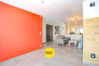 KIJKDAG ZATERDAG 11/04 VAN 14U TOT 16U! (graag vooraf inschrijven) Instapklare woning met 3 slaapkamers te Alveringem. Bent u op zoek naar een gezellige en instapklare woning in een rustige omgeving? Dan is deze charmante woning in Alveringem precies wat u zoekt. Op het gelijkvloers vindt u een aangename leefruimte die overgaat in de open keuken, wat zorgt voor een ruim en lichtrijk geheel. Aansluitend bevindt zich de eetkamer met zicht op de tuin, ideaal om te genieten van gezellige momenten met familie en vrienden. Verder beschikt het gelijkvloers over een praktische wasplaats, een apart toilet en een badkamer uitgerust met een douche en lavabomeubel. Op de bovenverdieping zijn er drie slaapkamers. De hoofdslaapkamer heeft een extra troef dankzij de aanwezigheid van een mezzanine, die perfect kan dienen als bureauruimte, dressing, zolder of extra slaapgedeelte. Ben jij benieuwd naar meer? Neem vandaag met ons contact op. De vermelde prijs is een richtprijs. Elk bod, hoger of lager dan deze prijs wordt voorgelegd aan de eigenaar, die zich het recht voorbehoudt om dit te aanvaarden of te weigeren.