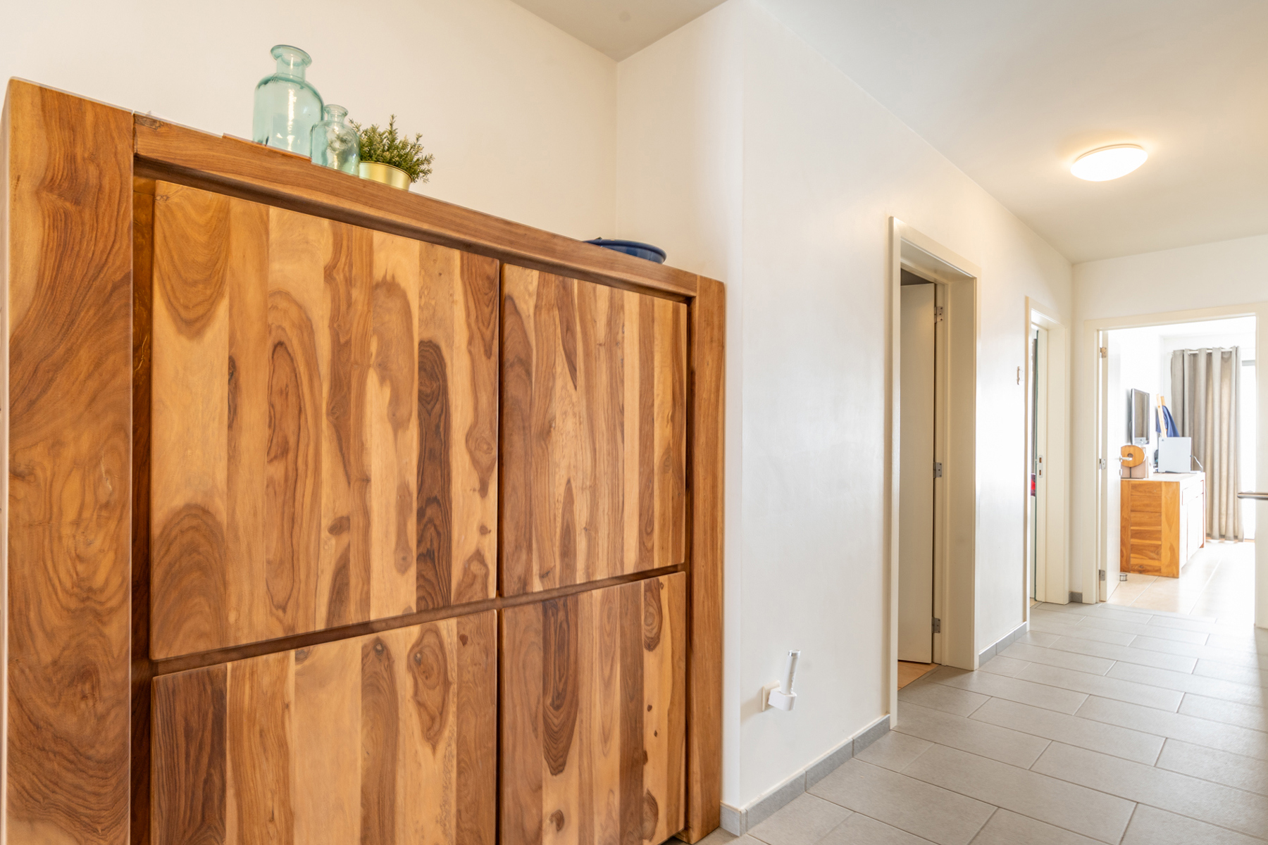 CENTRAAL GELEGEN INSTAPKLAAR GELIJKVLOERS APPARTEMENT - foto 5