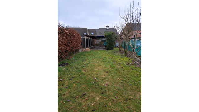 Een te renoveren woning met ruime tuin - foto 3