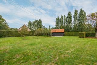 Droomt u van een eigen woning op een locatie waar ruimte en rust centraal staan? Deze bouwgrond van 1.021m² biedt mooie mogelijkheden voor het realiseren van een open bebouwing, volledig volgens de geldende verkavelingsvoorschriften.<br /><br />Het perceel maakt deel uit van een goedgekeurde verkaveling gelegen in woongebied met landelijk karakter. De bijhorende voorschriften zijn beschikbaar en geven een duidelijk beeld van de mogelijkheden voor uw toekomstige woning.<br /><br />Bouwvoorschriften:<br /><br />De voorgevelbouwlijn ligt op 12 meter uit de wegas en de maximale bouwdiepte bedraagt 15 meter. De afstand tot de linker zijgrens van het perceel moet minimum 3 meter bedragen, net als de afstand tot de rechter zijgrens van het perceel. <br /><br />De maximale toegestane bebouwde oppervlakte bedraagt 250m². Uitbouwen zijn enkel toegelaten binnen de strook voor hoofdgebouwen zoals aangeduid op het verkavelingsplan. Het vergunde bijgebouw mag behouden blijven, mits in de voorschriften wordt opgenomen dat het ontwerp van de nieuwe woning zal worden afgestemd op dit aanwezige volume. De bestaande consturctie zal worden bestemd als bijgebouw van de nog op te trekken woning. <br /><br />De rustige ligging vormt een mooie troef voor wie op zoek is naar een plek om thuis te komen, met ruimte om te genieten en een vlotte bereikbaarheid.<br /><br /><span>Er is geen bouwverplichting verbonden aan dit perceel. Dit betekent dat u volledig vrij bent om te kiezen met welke bouwpartners u samenwerkt en wanneer u start met bouwen.</span><br /><br />Voor meer informatie of een bezoek ter plaatse kan u vrijblijvend contact opnemen met Kato via kato@reds.be of telefonisch op +32 3 227 58 58.