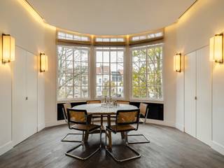 Op een steenworp afstand van het Ter Kamerenbos en het openbaar vervoer, bevindt zich dit loft-appartement met een bruto vloeroppervlakte van 225 m² (EPC) op de tweede verdieping van een art-decogebouw.<br /><br />Dit appartement is volledig gerenoveerd met hoogwaardige materialen en biedt ruime ontvangstruimtes met hoge plafonds. Het beschikt over een hal met garderobe, een lichte woonkamer, een eethoek en een aparte, volledig uitgeruste, speciaal ontworpen Gaggenau-keuken. De hoofdslaapkamer beschikt over een volledig marmeren badkamer en een aparte dubbele kleedkamer. Akoestische isolatie zorgt voor een rustige en vredige omgeving. Een tweede slaapkamer/kantoor/tv-kamer met open haard grenst aan de woonkamer en er is ook een aparte doucheruimte.<br /><br />Andere: zijn onder andere airconditioning in het hele gebouw, hoogwaardige afwerking, een Sonos-geluidssysteem, een alarmsysteem en een kelder. De kosten van € 800 omvatten verwarming en privéwater, onderhoud van de gemeenschappelijke ruimtes en de conciërgeservice. EPC: F<br /><br />De wijk Ter Kamerenbos is een rustige, groene buurt. Bekend om zijn kwaliteit van leven, is het ideaal gelegen, weg van de drukte van de stad en toch dicht bij alle voorzieningen.<br /><br />Voor meer informatie kunt u contact opnemen met Mélody Bingoni op +32 (0) 2 640 08 01.