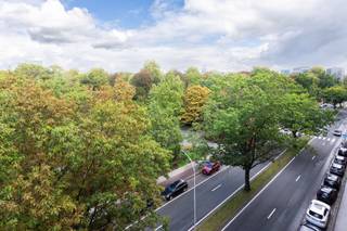 Energiezuinig en lichtrijk nieuwbouw appartement van maar liefst 135m² met twee slaapkamers, twee badkamers, terras én parking aan het Stadspark.<br /><br />Indeling:<br />Inkomhal met ingemaakte kasten en apart toilet. De grote open leefruimte, op prachtige parketvloer, met geïntegreerde keuken is een echte blikvanger. De prachtige keuken met eiland is voorzien van alle nodige comfort en toestellen. De grote raampartijen geven de ruimte veel licht en een prachtig uitzicht op het stadspark. In de ruime hal vinden we een ruime wasberging en een aparte badkamer met douche. Achteraan vinden we twee grote slaapkamers, waarvan 1 uitgerust met eigen badkamer: deze heeft zowel een ligbad als een inloopdouche, en een dubbel lavabomeubel. Aansluitend aan de slaapkamer vinden we het groot en zonnig terras, een zalige plek om te vertoeven! Verder is er nog een ruime kelderberging inbegrepen, alsook een fietsenberging. <br /><br />Extra troeven:<br />- Zeer luxueuze en hoogwaardige afwerking.<br />- 100% instapklaar, volledig geschilderd, voorzien van stijlvolle gordijnen én verlichting!<br />- Groot en zonnig terras<br />- Er zijn 2 ondergrondse autostaanplaatsen: deze kunnen bijgehuurd worden aan 120 euro per stuk.<br /><br />Bijzonderheden:<br />Het appartement betreft een energie zuinige nieuwbouw en is voorzien van verwarming en koeling (airco) via een vloersysteem op een warmtepomp met geothermie.<br />Verbruik van water en elektriciteit met eigen meters. <br />Gelegen op de 5e verdieping met lift, op deze verdieping hebben we een 2e identieke appartement te huur: ideaal voor wie wil kangoeroe wonen!