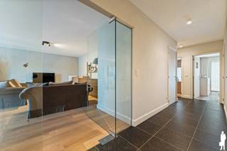 <p><strong>Te koop in residentie "Buitenhof": Ruim, licht, instapklaar appartement van circa 150 m² met 3 slaapkamers, 2 badkamers, een inpandig zuid terras en ruime leefruimtes. Het appartement, dat zich bevindt op de 2<sup>e</sup> verdieping, is te bereiken via de traphal of lift. Ondergronds bevindt zich een ruime garage welke in de prijs is inbegrepen. <br />Het appartement geniet een centrale, maar rustige ligging net binnen de ring van Turnhout. EPC label A!<br /></strong></p>
<p><u>Indeling van het appartement<br /></u>De ruime, centrale inkomhal met gastentoilet biedt doorgang naar verschillende ruimtes. Via de glazen deur betreedt u de woonkamer op parket. Deze leefruimte bestaat uit een zit- en eethoek en geniet van veel lichtinval dankzij de grote raampartij. In de woonkamer is er eveneens voldoende ruimte om een bureau te voorzien. Een schuifraam geeft toegang tot het overdekt terras, met daar de ideale zuid oriëntatie. De keuken met gezellige ontbijthoek is voorzien van veel kastruimte en geïnstalleerd met kwaliteitsvolle toestellen. <br />Via de keuken kan u eveneens het terras betreden. <br /><br />Via de gang heeft u toegang tot 3 volwaardige slaapkamers. De ruime hoofdslaapkamer heeft een toegang tot een terras aan de achterzijde, heeft ingemaakte kasten, dressing en een ensuite badkamer met inloopdouche toilet en dubbele wastafel. <br />De tweede en derde slaapkamer zijn net als de hoofdslaapkamer op parket. Zij delen de 2<sup>e</sup> badkamer met douche en wastafel. <br />Deze slaapkamers hebben beide toegang tot een balkon aan de achterzijde.<br />Tot slot heeft het appartement een praktische berging / wasplaats.</p>
<p><span>Parkeren </span><br />De ruime garage met sectionaalpoort bevindt zich in de ondergrondse parking en is in de prijs inbegrepen. <br />Voor uw fietsen zijn er gemeenschappelijke fietsenstallingen.</p>
<p><u>Bijzonderheden</u><br />- Ruime gemeenschappelijke traphal en lift<br />- Terrassen aan de voor- en achterzijde<br />- Ondergrondse garage met elektrische poort <br />- Gemeenschappelijke fietsenbergingen<br />- Privéparking voor bezoekers<br />- Centrale verwarming op aardgas met HRtop ketel<br />- Buitenschrijnwerk in aluminium<br />- EPC Label A<br /><br /></p>