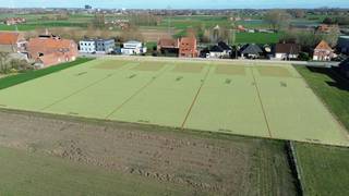 Strategisch gelegen perceel bouwgrond te koop langs de Moorseelsesteenweg op de Vossemolen in Rumbeke. De ligging combineert een vlotte bereikbaarheid via de N36 en E403 met de nabijheid van AZ Delta, Bergmolenbos, Sterrebos en het centrum van Rumbeke.<br /><br />Het perceel heeft een oppervlakte van 1.661 m² en is geschikt voor het oprichten van een open bebouwing. <br /><br />Het perceel biedt een straatbreedte van circa 22 meter en een diepte van ongeveer 86 meter beschikt u over een royale bouwzone van 14 meter breed en 22 meter diep. <br /><br />De westelijk georiënteerde tuin geniet van de middag- en avondzon en grenst achteraan aan landbouwgebied, waardoor het open karakter behouden blijft.<br /><br />Volgens de voorschriften is een nevenfunctie tot 40% van de woning mogelijk. Dit biedt interessante mogelijkheden voor bijvoorbeeld een kantoor, praktijk, vrij beroep of dienstverlening. De ligging zorgt bovendien voor een goede zichtbaarheid en bereikbaarheid.<br /><br />Een mooie kans om ruim en toekomstgericht te bouwen op een strategische locatie, met alle voorzieningen binnen handbereik en een blijvend open gevoel achteraan.<br /><br /><br /><br /><br />Deze AI-visualisaties zijn bedoeld als inspiratie. Er werd geen rekening gehouden met technische specificaties, stedenbouwkundige voorschriften of de concrete mogelijkheden tot realisatie.