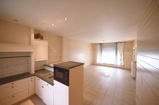 Op een boogscheut van het strand van Mariakerke bevindt zich deze charmante en volledig vergunde opbrengsteigendom.De centrale ligging vlak bij de...