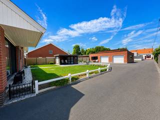 <p>Deze goed onderhouden woning met loods en ruime garage/opslagruimte is rustig gelegen te Ingelmunster en geniet tegelijk van een vlotte bereikbaarheid dankzij de nabijheid van diverse invalswegen. De loods en de ruime garage bieden tal van mogelijkheden (opslag, stockage) voor zelfstandigen, zoals metselaars, tuinaannemer of andere vakmensen, en zijn eveneens geschikt als opslag- of hobbyruimte.</p>
<p>Indeling woning:</p>
<p><u>Gelijkvloers:</u><br />– inkomhal<br />– lichtrijke leefruimte<br />– keuken met eetplaats<br />– 2 slaapkamers<br />– badkamer<br />– berging</p>
<p><u>Eerste verdiep:</u><br />– ruime zolder met vele mogelijkheden</p>
<p>Tuin met terras & stijlvolle tuinberging</p>
<p>Loods & ruime garage/opslagruimte</p>
<p>Algemene info:<br />– EPC: 545 kWh/m² jaar<br />– opp. perceel: 967 m²<br />– CV op mazout<br />– kruipkelder aanwezig<br />– er bestaat de mogelijkheid om de achterliggende woning (nr. 9) mee aan te kopen (perceelsopp: 1125 m²; VP: € 135.000)</p>
<p>Bepaalde beelden zijn digitaal geoptimaliseerd/virtueel ingericht, elementen kunnen licht afwijken van de realiteit. Voor een correcte weergave verwijzen wij naar een plaatsbezoek.</p>
<p>Indien u meer info of een bezoek wenst, contacteer Immo-deal bv: 0486 72 70 73.</p>
