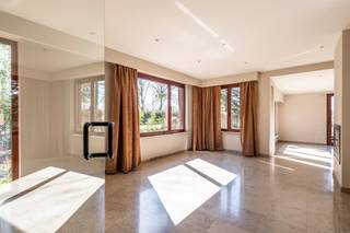 Huurprijs: 1.350 EUR per maandKosten plaatsbeschrijving zijn 50/50 te betalen door huurder en verhuurderHuurwaarborg = 3 maanden huurBeschikbaar: In...