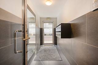 Instapklaar en lichtrijk appartement met 2 slaapkamers en een ruim zonnig terras in het centrum Herenthout. Het energiezuinige appartement is...