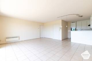 Dit aangename appartement bevindt zich in de welbekende residentie Duinenveld te Nieuwpoort-Bad.<br />Dankzij de <strong>ideale<strong> </strong>oriëntatie</strong>, de <strong>uitstekende</strong> <strong>ligging</strong> en de royale breedte geniet u hier de hele dag door van een optimale lichtinval, volop zon en een <strong>prachtig</strong> <strong>open</strong> <strong>uitzicht</strong>.<br /><br />Het appartement wordt aangekocht van de eerste eigenaar en werd nooit verhuurd.<br /><br />De indeling is als volgt:
<ul>
<li>Inkomhal;</li>
<li>Brede, <strong>zeer lichtrijke leefruimte</strong> met groot schuifraam naar het terras;</li>
<li><strong>Zuidgericht met zicht op de beschermde Simliduinen</strong>;</li>
<li>Open, volledig ingerichte keuken met <strong>o.a. nieuwe vaatwas en combi-oven (AEG)</strong>;</li>
<li>Apart toilet;</li>
<li>Berging met aansluiting voor wasmachine;</li>
<li>Slaapkamer 1 met dubbel bed en kleerkast, voorzien van eigen balkon;</li>
<li>Slaapkamer 2, momenteel ingericht als bureau met opklapbed, alsook voorzien van eigen balkon;</li>
<li><strong>Vernieuwde badkamer</strong> met wastafel en <strong>inloopdouche</strong>;</li>
</ul>
Extra troeven:
<ul>
<li>Kelderberging <strong>inbegrepen</strong> bij aankoop;</li>
<li>Mogelijkheid tot aankoop garagebox in het gebouw (€ 60.000,00);</li>
<li><strong>Vloerverwarming</strong></li>
<li>Gemeenschappelijke fietsenberging aanwezig;</li>
</ul>
<br />Benieuwd? Aarzel niet en contacteer ons snel voor een plaatsbezoek.<br /><br />
