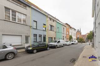 Deze woning gelegen in de Driesstraat 90 te Ledeberg, verkeert in goede staat en biedt volop mogelijkheden voor gezinnen of wie op zoek is naar extra ruimte.<br />De woning beschikt over 3 slaapkamers, waardoor er voldoende ruimte is voor een gezin.<br />De praktische indeling zorgt voor een aangename woonervaring.<br />Achteraan bevindt zich een gezellige koer, ideaal om op zonnige dagen te genieten van het buitenleven, gezellig te tafelen of heerlijk te ontspannen.<br />De woning is goed onderhouden en verkeert in goede staat, waardoor ze meteen kan worden betrokken zonder grote renovatiewerken.<br />Troeven:<br />3 slaapkamers<br />Woning in goede staat<br />Gezellige koer<br />Praktische indeling<br />Ideaal voor gezinnen<br />Gelegen in Ledeberg, nabij winkels, scholen en openbaar vervoer<br /><strong>Bezoekdag Zondag 20 september van 10u tot 12u </strong><strong>Enkel op afspraak => aurelie@dwimmo.be</strong><br /><strong>Startprijs € 315.000</strong><br />Mis deze kans niet en ontdek zelf de mogelijkheden van deze ruime woning in Ledeberg!