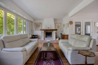 <br />Deze ruime bel-etagewoning op een gunstige ligging nabij Merksem en Schoten biedt een combinatie van ruimte, comfort en mogelijkheden.<br /><br />De woning beschikt over een grote garage op het gelijkvloers, met bovendien de mogelijkheid om hier een ruime slaapkamer of extra leefruimte te creëren.<br /><br />Op de eerste verdieping bevindt zich een aangename leefruimte met karaktervolle open haard, aansluitend op de ruime keuken met praktische bijkeuken en toegang tot het terras.<br />De tweede verdieping omvat drie slaapkamers en een badkamer. Daarnaast beschikt de woning nog over een ruime zolder, ideaal als bergruimte.<br /><br />Achter de woning bevindt zich een ruime tuin met een handige achterpoort, wat zorgt voor extra toegankelijkheid en mogelijkheden voor fietsen, tuinmateriaal of andere praktische doeleinden.<br /><br />Een interessante woning voor wie op zoek is naar ruimte, een grote tuin, garage en uitbreidingsmogelijkheden, en die de woning verder naar eigen smaak wil moderniseren.