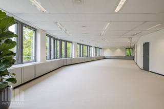 <strong>Kantoor</strong> van 625 m² te huur. Strategisch gelegen op slechts 2 minuten van de R0 (op- en afrit Jette) en geniet van een vlotte verbinding met de E40. Ook met het openbaar vervoer is de site uitstekend bereikbaar.<br /><br />De kantoren maken deel uit van het hoogkwalitatieve "<strong>Greenland Office Park</strong>", waar diverse faciliteiten aanwezig zijn, waaronder een restaurant, parking, douches, fietsenstalling en elektrische laadpunten.<br /><br /><strong>Andere oppervlaktes zijn beschikbaar</strong>, alsook mogelijkheid om de gehuurde oppervlakte aan te passen naar uw wensen.<strong> Beschikbaar vanaf 01/02/2026.</strong><br /><br />Contacteer <strong>PANORAMA B2B</strong> voor bijkomende inlichtingen, plannen of een plaatsbezoek <strong>0477 09 00 09</strong>