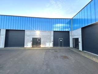 Ruim en recent magazijn van 173m², ideaal gelegen in het industriepark Grote Nest - Evergem. * Uitstekende locatie: Directe aansluiting op het kanaal...