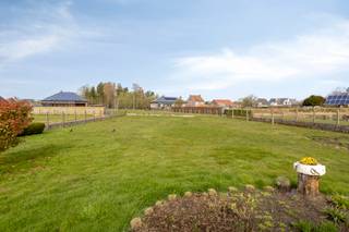 <p>Dit karaktervolle landhuis met stallen en een perceel van 16a is rustig gelegen in het landelijke Waanrode en biedt een uitzonderlijke opportuniteit voor wie op zoek is naar ruimte, charme en renovatiemogelijkheden. Met een bewoonbare oppervlakte van ca. 222 m² beschikt deze woning over royale volumes en een authentieke structuur die zich perfect lenen tot het creëren van een ruime en comfortabele gezinswoning.</p><p> </p><p>Bij het betreden van de woning ervaart u meteen het potentieel dat schuilt in de indeling en de beschikbare ruimte. De verschillende leefruimtes bieden tal van mogelijkheden om deze naar eigen smaak en hedendaagse normen in te richten. De bestaande structuur vormt een solide basis voor een grondige renovatie waarbij karakter en modern wooncomfort hand in hand kunnen gaan. Op de bovenverdieping kunnen meerdere slaapkamers en bijkomende ruimtes ingericht worden, afhankelijk van uw woonbehoeften. Het eigendom beschikt over een achterhuis en stallen, wat bijkomende perspectieven biedt voor uitbreiding, opslag of het uitoefenen van een zelfstandige activiteit. Dit maakt het geheel bijzonder interessant voor wie wonen en werken wenst te combineren of nood heeft aan extra ruimte voor hobby’s.</p><p> </p><p>Het dak werd reeds vernieuwd in 2022 en een groot deel van de ramen werd aangepakt in 2013, wat een belangrijke meerwaarde vormt en een goede basis biedt voor verdere renovatie. Buiten geniet u van een ruim perceel van 16a waar rust en privacy centraal staan. De groene omgeving en landelijke ligging zorgen voor een aangename woonbeleving, terwijl u toch vlot bereikbaar blijft. Daarnaast beschikt het eigendom over twee garages, waarvan één inpandig en één uitpandig, wat zorgt voor extra comfort en praktische mogelijkheden.</p><p> </p><p>Dit landhuis in Waanrode is een unieke kans voor wie op zoek is naar een woning met karakter en tal van mogelijkheden om een uitzonderlijke woon- en werkplek te realiseren. Neem contact op voor een bezoek en ontdek zelf het potentieel van deze eigendom.</p>