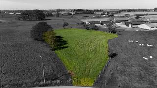 WEILAND GELEGEN TE AARSELEOppervlakte: 7040 m²Bestemming: Agrarisch gebiedGebruik: WeilandOntsluiting: Ligt langs de openbare wegVrij van pacht ...