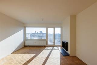<p><span>Gerenoveerd appartement (2 SLK - terras) op 6de verdieping. Binnenstaanplaats inbegrepen</span></p><p><span> </span></p><p><span>Indeling:</span></p><p><span>We bereiken deze zesde verdieping met de lift. In de inkomhall een grote vestiaire, een gasten-WC en extra berging.</span></p><p><span>VIa een dubbele deur toegang tot de lichtrijke woonkamer met een blokjesparket (net zoals in de hall). De keuken is vernieuwd en voorzien van alle comfort.</span></p><p><span>Vanuit de keuken en de living is er toegang tot het zuidterras (7 m breed). De badkamer werd smaakvol vernieuwd.</span></p><p><span>Er zijn twee slaapkamers (4,10 x 4,00 en 4,90 x 2,25).</span></p><p><span> </span></p><p><span>Extra info:</span></p><p><span>- Privatieve kelder inbegrepen</span></p><p><span>- Autostaanplaats (binnen) inbegrepen</span></p><p><span>- Provisie gemeenschappelijke kosten: € 120 (C.V., water, lift, onderhoud, beheer, etc.)</span></p><p><span>- Maximaal 3 personen</span></p><p><span>- Beschikbaar vanaf 1/10/2026</span></p><p><span>- Geen huisdieren.</span></p>