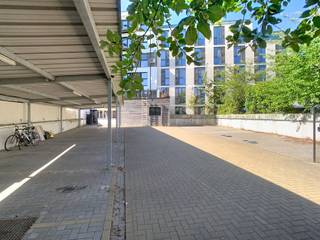 <p>Sta jij op zoek naar een vaste, veilige stallingsplaats voor je wagen in het hart van Leuven?</p><p>Deze parkeerplaats aan de Blijde Inkomststraat 85 (Toegang langs de Mathildegang, zijstraat Dagobertstraat.) biedt je precies dat: een centrale ligging waar je auto veilig en dicht bij huis staat, zonder gedoe met wisselend straatparkeren of dure parkeermeters. De parkeerplaats is functioneel en direct bruikbaar, ideaal voor wie in de buurt woont of werkt en op zoek is naar een praktische oplossing om de wagen kwijt te kunnen. Geen overbodige extra's, maar precies wat je nodig hebt: een vaste plek voor je voertuig op een gegeerde locatie. De ligging in de Blijde Inkomststraat is een absolute troef. Je bevindt je middenin Leuven, op wandelafstand van het centrum, winkels, horeca en de talrijke faculteiten en gebouwen van de KU Leuven. Openbaar vervoer, invalswegen richting Brussel en andere grote steden, en alle stadsvoorzieningen liggen binnen handbereik, wat deze locatie bijzonder interessant maakt voor studenten, werknemers of bewoners van de binnenstad. Interesse in deze parkeerplaats? Neem gerust contact op met ons kantoor om de mogelijkheden te bespreken of een bezoek in te plannen.</p>