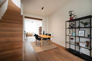 Op een gegeerde ligging langs het water in Gent bevindt zich deze verrassende en instapklare rijwoning, waar authenticiteit en hedendaags comfort mooi samenkomen. Karaktervolle elementen gecombineerd met moderne accenten.<br />Bij het betreden van de woning valt meteen de aangename lichtinval en het open gevoel op. De leefruimte met gezellige zithoek en houtkachel sluit naadloos aan op de eetplaats en de volledig uitgeruste keuken. Dankzij de doordachte indeling en de grote raampartijen geniet elke ruimte van een warme, uitnodigende sfeer.<br />De woning beschikt momenteel over 2 volwaardige slaapkamers, met de mogelijkheid om de ruime bovenste slaapkamer te splitsen waardoor een derde kamer wordt gecreërd, ideaal voor een gezin. Er is een badkamer op de 1e verdieping en nog een douchekamer op de 2e verdieping.<br />Gelegen in een rustige straat met zicht op het water, en toch op wandelafstand van het centrum van Gent, winkels, scholen, crèche en openbaar vervoer. <br />Een ideale woning voor wie op zoek is naar charme, ruimte en een toplocatie in Gent.