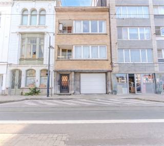 <p>Strategisch gelegen aan de Stenenbrug in Borgerhout bevindt zich dit ruime appartement van ca. 85 m² op de eerste verdieping. Het appartement beschikt bovendien over twee terrassen en biedt dankzij de ruime indeling en renovatiemogelijkheden tal van mogelijkheden om er een hedendaagse en aangename woonst van te maken.<br />De centrale ligging nabij de Singel, de Antwerpse Ring, de Turnhoutsebaan en het openbaar vervoer zorgt voor een uitstekende bereikbaarheid. Ook het Rivierenhof bevindt zich op wandelafstand.</p><p>Indeling:<br />appartement van ca. 90 m² met 2 terrassen.<br />Het appartement is te renoveren en biedt de mogelijkheid om volledig naar eigen smaak en volgens hedendaagse normen te worden afgewerkt.</p><p>Troeven:<br />Ca. 85 m² woonoppervlakte.<br />2 terrassen.<br />Solide betonnen constructie.<br />Centrale ligging in Borgerhout.<br />Uitstekende verbinding via de Singel en de Antwerpse Ring.<br />Vlotte bereikbaarheid met het openbaar vervoer.<br />Op wandelafstand van het Rivierenhof.<br />Gelegen nabij de levendige Turnhoutsebaan, met winkels, horeca en dagelijkse voorzieningen.<br />Interessant renovatiepotentieel.<br />Een interessante opportuniteit voor wie op zoek is naar een ruim appartement met buitenruimte en renovatiemogelijkheden op een centrale en goed bereikbare locatie in Borgerhout.</p><p>Interesse? Neem gerust contact op voor meer informatie of een bezichtiging: info@markasa.be of 03/827.72.92</p>