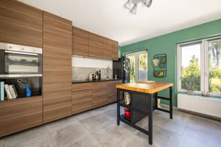 Bent u op zoek naar een volledig gerenoveerd appartement (2017) met 2 slaapkamers, ruim terras en een autostaanplaats? En dit in een klein...