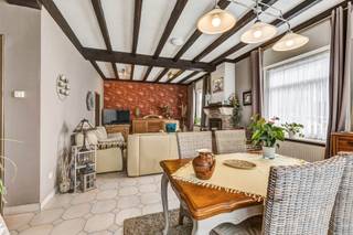 <p>Voor meer info of bezoek, bel 02/884.23.26. - Bent u op zoek naar een ruime woning met tal van mogelijkheden? Deze <strong>charmante woning</strong>, gekend als handelshuis, beschikt over een <strong>bewoonbare oppervlakte van 205 m²</strong> en biedt heel wat potentieel voor wie op zoek is naar ruimte en flexibiliteit.</p><p></p><p>De woning telt <strong>vier slaapkamers</strong>, een aangename leefruimte met ruime keuken, dressing en eetkamer. Daarnaast beschikt ze over een <strong>ruime zolder</strong> (36m²) die nog volledig kan worden ingericht naar eigen wens. Verder is er een <strong>kelder</strong> aanwezig wat zorgt voor extra opbergruimte. Buiten geniet u van een <strong>zonneterras van ca. 20 m²</strong>, ideaal om te ontspannen. De <strong>garage</strong> vormt een extra troef.</p><p></p><p>Tot slot is de woning uitgerust met <strong>centrale verwarming op aardgas</strong> en grotendeels voorzien van <strong>dubbele en driedubbele beglazing</strong>. De woning is <strong>op te frissen</strong>, wat u de mogelijkheid biedt om deze volledig naar eigen smaak te moderniseren.</p><p></p><p>De ligging is bijzonder gunstig: in de nabijheid van winkels, scholen, sportinfrastructuur, belangrijke invalswegen, de E40 en de Brusselse ring, wat zorgt voor een uitstekende bereikbaarheid.</p><p></p><p>Met een <strong>EPC-score E</strong> geldt er een <strong>renovatieverplichting</strong>, maar dit biedt meteen de kans om de woning energiezuiniger en toekomstgericht te maken. Maatregelen opgenomen in het maatregelenregister: nee.</p>
