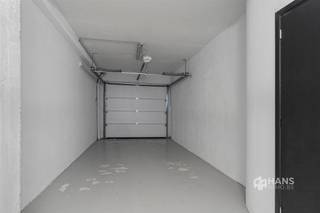 <p><span>Dit magazijn maakt onderdeel uit van een kleinschalig gebouw in de August Sniedersstraat in Antwerpen 2060. Een centrale ligging vlak bij Park Spoor Noord en met een vlotte verbinding naar het centrum van Antwerpen en de belangrijkste invalswegen.</span></p><p><span>Het magazijn heeft een oppervlakte van circa 87 m² en is rechtstreeks toegankelijk vanaf de straat via een brede sectionaalpoort. Binnen krijg je een langgerekte, grotendeels open ruimte die zich flexibel laat gebruiken voor opslag, stalling of andere professionele doeleinden.</span></p><p><span>Achteraan zorgen twee lichtkoepels voor natuurlijke lichtinval en ook is er een apart toilet aanwezig.</span></p><p><span>Op zoek naar een praktische opslag- of werkruimte op een centrale locatie in Antwerpen? Kom dan zeker eens kijken!</span></p><p><span>Bewoonbare opp. 87 m² ref.: bruto. Voor meer info of een gratis schatting surf naar www.hansimmo.be</span></p><p><span> </span></p>