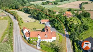 FRASNES - Exclusieve eigendom met 3 woonentiteiten en B&B<br /><br />In het rustige en landelijke Frasnes bevindt zich deze uitzonderlijke eigendom op een perceel van maar liefst 1,15 hectare. Met een bewoonbare oppervlakte van circa 830 m² combineert deze unieke woning royaal wooncomfort met tal van mogelijkheden voor werken, verhuren en ontspannen.<br /><br />De statige hoofdwoning beschikt over zes ruime slaapkamers, zes badkamers, twee volledig uitgeruste keukens en indrukwekkende leefruimtes die zich perfect lenen voor een groot gezin, een kangoeroewoning of een combinatie van wonen en een vrij beroep of praktijk.<br />Onder de hoofdwoning bevindt zich een volledig ingerichte, afzonderlijke woonunit. Daarnaast zorgen een garage, wijnkelder en praktische wasruimte voor extra comfort.<br /><br />De eigendom biedt bovendien een aantrekkelijk investeringspotentieel. Een gedeelte van de woning wordt momenteel succesvol verhuurd via Airbnb, terwijl twee kamers met eigen badkamer op jaarbasis worden verhuurd. Achteraan het domein bevindt zich een extra appartement met een aparte ingang, dat eveneens een mooi huurrendement genereert.<br /><br />Het naastgelegen bijgebouw biedt nog tal van extra mogelijkheden en kan perfect dienst doen als kantoor, praktijkruimte, gastenverblijf of vakantiewoning.<br /><br />Ook buiten is het volop genieten. De prachtig aangelegde tuin beschikt over een verwarmd zwembad met stijlvol poolhouse, een sfeervolle vijver, een boomgaard en uitgestrekte weides. Dankzij de royale perceeloppervlakte is deze eigendom bovendien bijzonder geschikt voor paardenliefhebbers of dierenhouders die hun hobby of activiteit aan huis willen combineren.<br /><br />Deze exclusieve eigendom onderscheidt zich door haar indrukwekkende volumes, kwalitatieve architectuur en uitzonderlijke flexibiliteit in gebruik. Een zeldzame opportuniteit voor wie op zoek is naar ruimte, privacy en een eigendom met ongekende mogelijkheden, op een centrale en vlot bereikbare ligging.<br /><br />Voor meer informatie of een bezoek, kan u ons steeds contacteren via 053/60.65.66.