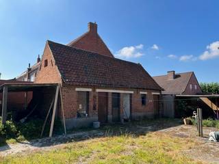 Eigendom (af te breken open bebouwing met grote garage) en met veel potentieel op een ruim ( 1062 m² ) en rustig perceel grond.Verkavelingsdossier...