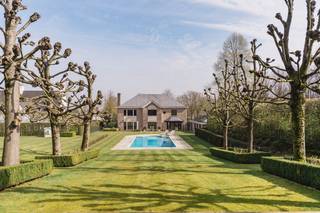 Aan de prestigieuze Kastanjedreef in Rollegem vindt u deze indrukwekkende villa op een absolute toplocatie. Deze uitstekend onderhouden eigendom...