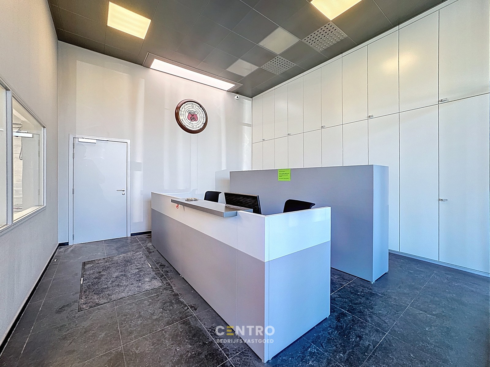 Op Toplocatie: Instapklaar HANDELSPAND bestaande uit MAGAZIJN (440m²) met BURELEN/TOONZAAL (85m²) en verhard terrein voor -en achter het gebouw! - photo 4