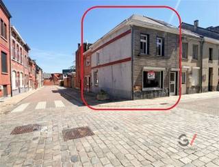 <p><strong>Uniek renovatieproject met enorm potentieel in hartje Scherpenheuvel!</strong></p><p><br />Ben je op zoek naar een woning die je volledig naar je eigen hand kunt zetten? Een project waarin je jouw creativiteit en visie de vrije loop kunt laten? Zoek dan niet verder. Grijp deze unieke kans in de schaduw van de iconische Basiliek van Scherpenheuvel!</p><p>Dit renovatieproject bevindt zich op een absolute toplocatie. Stap de deur uit en je bevindt je meteen in de gezellige sfeer van het stadscentrum. Winkels, sfeervolle terrasjes, scholen en het openbaar vervoer liggen allemaal op wandelafstand. Centraler wonen kan bijna niet!</p><p>Ja, we winden er geen doekjes om: er is werk aan de winkel van kop tot teen, maar dat betekent ook dat je vanaf nul kunt beginnen. Jij krijgt hier de unieke kans om een verouderd pand om te toveren tot een moderne, hippe stadswoning.</p><p>Of je nu een handige harry bent die op zoek is naar een eigen thuis, een investeerder met oog voor rendement, of een starter die de handen uit de mouwen wil steken: dit pand biedt ongekende mogelijkheden.</p><p>Interesse? Neem vandaag nog contact op met Kim van Gilles vastgoed: +32 468 48 61 27 of mail naar kim@gillesvastgoed.be </p><p>Een beeld zegt meer dan woorden… Check hier ons filmpje op Instagram.</p>