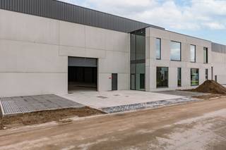 Ontdek het gloednieuwe KMO-project Gruuthuse in Oostkamp.<br /><br />Dit modern bedrijvenproject bevindt zich op een strategische locatie in het hart van West-Vlaanderen. <br />De laatste afwerkingswerken zijn volop aan de gang. <br />Ideaal voor ondernemingen die nood hebben aan extra ruimte of op zoek zijn naar een interessante investering.<br />De kmo-units in Oostkamp bevinden zich op een uitstekende locatie in de nabijheid van de grote steden zoals Brugge en Gent , waardoor ze kunnen bijdragen aan een bloeiende economische omgeving die tal van zakelijke kansen bieden.<br /><br /><br />Troeven: <br />* Toplocatie nabij Brugge en Gent - vlotte verbinding met de E40 en E403 <br />* Duurzame BEN gebouwen <br />* Casco oplevering met een oppervlakte van 916 m² <br />* Vrije hoogte van 10 meter<br />* Aparte kantoorruimte<br />* 2 verdiepen<br />* Mogelijkheid tot diverse optiepakketten<br />* 5 parkeerplaatsen<br />* Industriële, gepolierde gewapende betonvloer<br />* Lichtstraat in meerwandige polycarbonaatplaten met aluminium profielen<br />* Aluminium schrijnwerk met elektronische sectionale poort<br /><br />Onmiddellijk beschikbaar of beschikbaar op zeer korte termijn!<br /><br />Interesse?<br />Contacteer Simon via 0498 12 37 08 of mail naar simon@vicusvastgoed.be