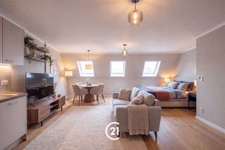<p>Ce studio, situé dans la Rasphuisstraat, offre une excellente opportunité à la fois comme résidence propre et pour ceux qui recherchent un bien d'investissement intéressant.<br />Cette propriété est en fait actuellement louée.</p><p>Le studio dispose d'un espace de vie avec cuisine et d'une salle de bain avec douche à l'italienne et toilettes.</p><p>L'emplacement est sans aucun doute un atout majeur. Situé à une courte distance du centre de Gand, il est facilement accessible grâce à la proximité des principales voies d'accès et des transports en commun. En outre, les magasins, les restaurants, les établissements d'enseignement et les installations de loisirs sont facilement accessibles.</p><p>En bref, une opportunité idéale pour ceux qui recherchent une maison située au centre ou une propriété avec un potentiel locatif attrayant dans un quartier recherché.</p>