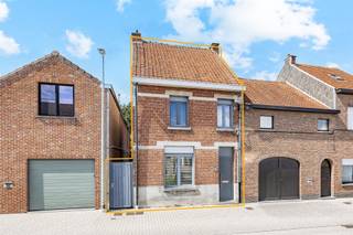 <p>BEZOEKDAG, enkel op afspraak.</p><p>Bent u op zoek naar een instapklare gezinswoning op een centrale locatie in Hamme? Deze halfopen bebouwing biedt een aangename leefruimte, een uitgeruste keuken en twee ruime slaapkamers.</p><p>Indeling<br />Gelijkvloers: u betreedt de woning via een inkomhal die aansluit op de gezellige leefruimte met eethoek en zithoek. Aansluitend bevindt zich de aparte en ingerichte keuken met eigen zithoek en rechtstreekse toegang naar de buitenruimte. <br />Op het gelijkvloers vindt u eveneens de badkamer met ligbad, wastafel en toilet.</p><p>Op de eerste verdieping bereikt u via de traphal twee volwaardige slaapkamers, elk voorzien van voldoende daglicht.<br />Buiten beschikt de woning over een afgesloten koer/terras, perfect als buitenruimte.</p><p>Technische informatie:</p><p>Bewoonbare oppervlakte: 102 m²<br />EPC: 667 kWh/(m²jaar) – label F<br />Verwarming: aardgas</p><p>De woning heeft een EPC-label F. Als koper bent u verplicht om de woning energetisch te renoveren binnen de wettelijk voorziene termijn van 6 jaar. Dit biedt een mooie kans om de woning naar uw eigen smaak te moderniseren.</p><p>Contacteer Nathan via 0479/93.41.49 of nathan.van.renterghem@immo-zone.be</p>