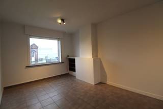 Deze recent gerenoveerde, halfopen woning is gelegen langs de Stuivenbergstraat in Izegem. De woning beschikt over modern comfort, een warmtepomp, 8...