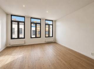 <p>Dit gezellige duplexappartement bevindt zich in een prachtig gerenoveerde herenwoning aan de Begijnenvest. Een ideale ligging, met enerzijds het groene Stadspark op wandelafstand en anderzijds de winkelstraten, het Mechelseplein en het Theaterplein om de hoek. Een vlotte bereikbaarheid is gegarandeerd dankzij de nabijheid van de belangrijkste invalswegen.<br /><br />Het appartement is gelegen op de tweede en derde verdieping. Via een aparte deur in de inkomhal heeft u toegang tot de trappenhal die u naar de tweede verdieping brengt. Zowel vooraan als achteraan geniet het appartement van een mooie lichtinval.<br /><br />U komt binnen in de aangename leefruimte met open geïnstalleerde keuken. Deze is uitgerust met alle nodige toestellen: kookvuur, oven, vaatwasser en koelkast met apart vriesvak. Aansluitend is er nog een leuk terras.<br /><br />De slaapkamer en badkamer zijn op de derde verdieping onder de punt van het dak. De badkamer is voorzien van een inloopdouche, lavabomeubel en toilet.<br /><br />Gemeenschappelijke lasten: 10 Euro per maand.<br />Alle nutsvoorzieningen (gas, water en elektriciteit) zijn privé op te nemen door de huurder.<br /><br />Beschikbaar vanaf 1 september 2026.</p>