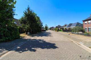 <p><span>Instapklare, energiezuinige, halfopen bebouwing met 3 slaapkamers en zonnige Zuid-tuin</span></p><p><span>Op zoek naar een energiezuinige en comfortabele woning op een rustige, maar centrale ligging? Deze charmante halfopen bebouwing bevindt zich in een doodlopende straat, wat zorgt voor maximale rust en veiligheid, ideaal voor gezinnen.</span></p><p><span>De woning beschikt over drie volwaardige slaapkamers en biedt een aangename, lichtrijke leefruimte waar het heerlijk vertoeven is. De zuidgerichte tuin vormt een absolute troef: hier geniet u de hele dag door van zon en privacy perfect voor ontspanning of gezellige momenten met familie en vrienden.</span></p><p><span>Dankzij de energiezuinige voorzieningen woont u hier niet alleen comfortabel, maar ook met oog voor de toekomst en lagere energiekosten.</span></p><p><span>Bovendien ligt de woning op korte afstand van winkels, scholen, openbaar vervoer en andere faciliteiten, waardoor u alle dagelijkse benodigdheden binnen handbereik heeft.</span></p><p><span>Troeven op een rij:</span></p><ul><li><span>Halfopen bebouwing </span></li><li><span>EPC: B</span></li><li><span>Bruikbare vloeropp. EPC: 202 m²</span></li><li><span>Asbestveilig</span></li><li><span>3 ruime slaapkamers </span></li><li><span>Zuidgerichte tuin </span></li><li><span>Gelegen in een rustige doodlopende straat </span></li><li><span>Energiezuinig en comfortabel </span></li><li><span>Elektriciteit: nt conform</span></li><li><span>Alle comfort</span></li><li><span>P-score: A</span></li><li><span>G-score: A</span></li><li><span>Nabij winkels, scholen en openbaar vervoer </span></li><li><span>Opmetingen zijn indicatief</span></li></ul><p><span> </span></p><p><span>Kortom, een ideale gezinswoning die rust, ruimte en bereikbaarheid perfect combineert. Plan vandaag nog uw bezoek!</span></p><p><span> </span></p><p><span>Vergunning-Woongebied-</span><span>Gn rechterlijke herstelmaatregel of bestuurlijke maatregel opgelegd</span><span>-Gn voorkooprecht-Verkavelingsverg.</span></p><p><span> </span></p><p><span>Info, Nicki, 0496 02 35 68, BIV 514879, nf@janssenenjanssen.be</span></p>