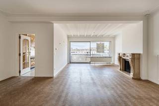 Het appartement is gelegen op de hoek van de Groene én Blauwe Boulevard van Hasselt. Vanop het terras aan de voorzijde heb je een prachtig zicht op...