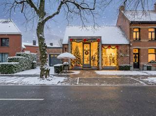 Karaktervolle handelswoning dat enerzijds bestaat uit een gerenoveerd handelsgedeelte met garage en apart toilet en kitchenette dat momenteel...