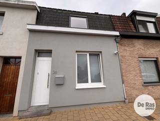MASSEMEN - Rijwoning met riante tuin<br /><br />Inschrijven voor het geplande bezoekmoment kan via onze website => www.immoderas.be/afspraak-instructies<br /><br />Dit pand is rustig gelegen in een residentiële omgeving met een vlotte verbinding naar het centrum van Wetteren en omliggende gemeenten. De straat geniet van een goede bereikbaarheid dankzij de nabijheid van openbaar vervoer, belangrijke invalswegen en de E40-oprit op korte afstand. Bushaltes bevinden zich op wandelafstand en het station van Wetteren is vlot bereikbaar met de fiets of wagen.<br /><br />Via de inkomhal met gastentoilet betreedt u de woning. Op het gelijkvloers bevindt zich de badkamer, uitgerust met een wastafel en douchecabine. Aansluitend is er een praktische wasruimte voorzien.<br />Verder beschikt de woning over een open keuken met alle nodige comfort, waaronder een oven, keramische kookplaat, vaatwasmachine en koelkast. De keuken sluit mooi aan op de ruime en lichtrijke leefruimte, die dankzij de grote raampartijen geniet van veel natuurlijke lichtinval. Vanuit de leefruimte heeft u rechtstreeks toegang tot het terras en de gezellige tuin met tuinhuis, ideaal als extra bergruimte. Op de eerste verdieping bevinden zich twee volwaardige slaapkamers. Via de tweede slaapkamer bereikt men met een vaste trap nog een derde slaapkamer op de bovenste verdieping. Tot slot beschikt de woning ook over een kelder.